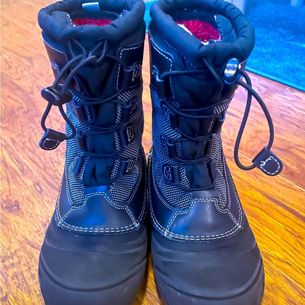 North face winter/snow boots Size 4
